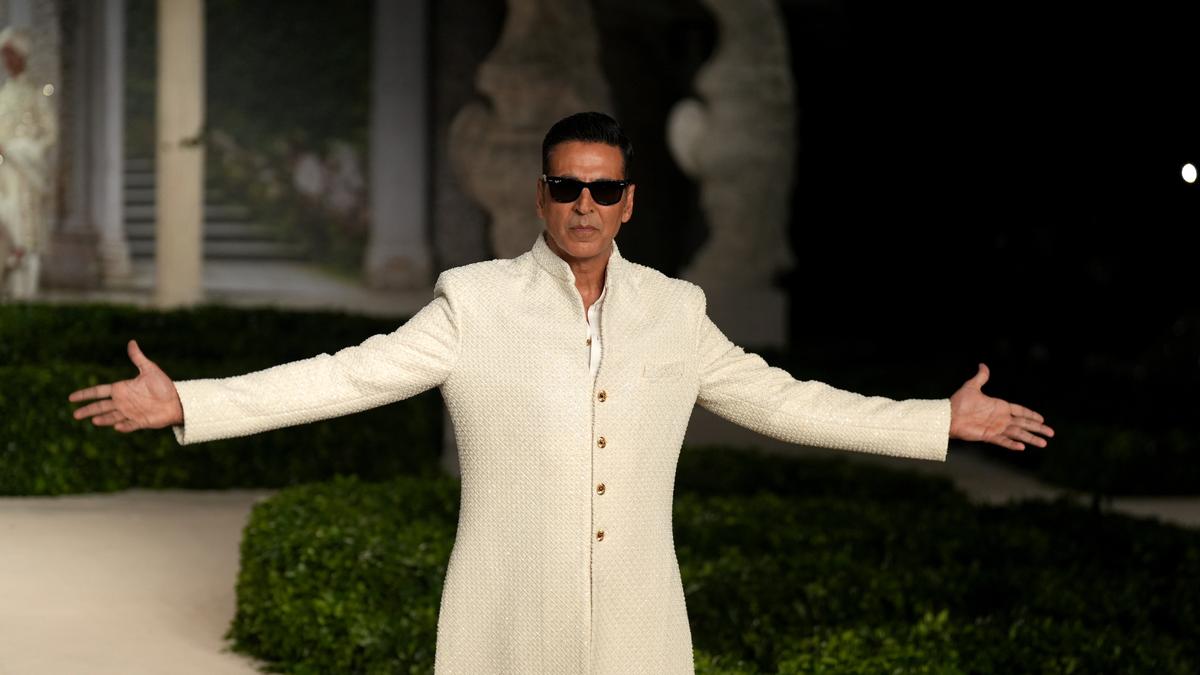 Akshay Kumar makes stylish return to the runway after years, exudes his charm in Falguni Shane Peacock's majestic white sherwani